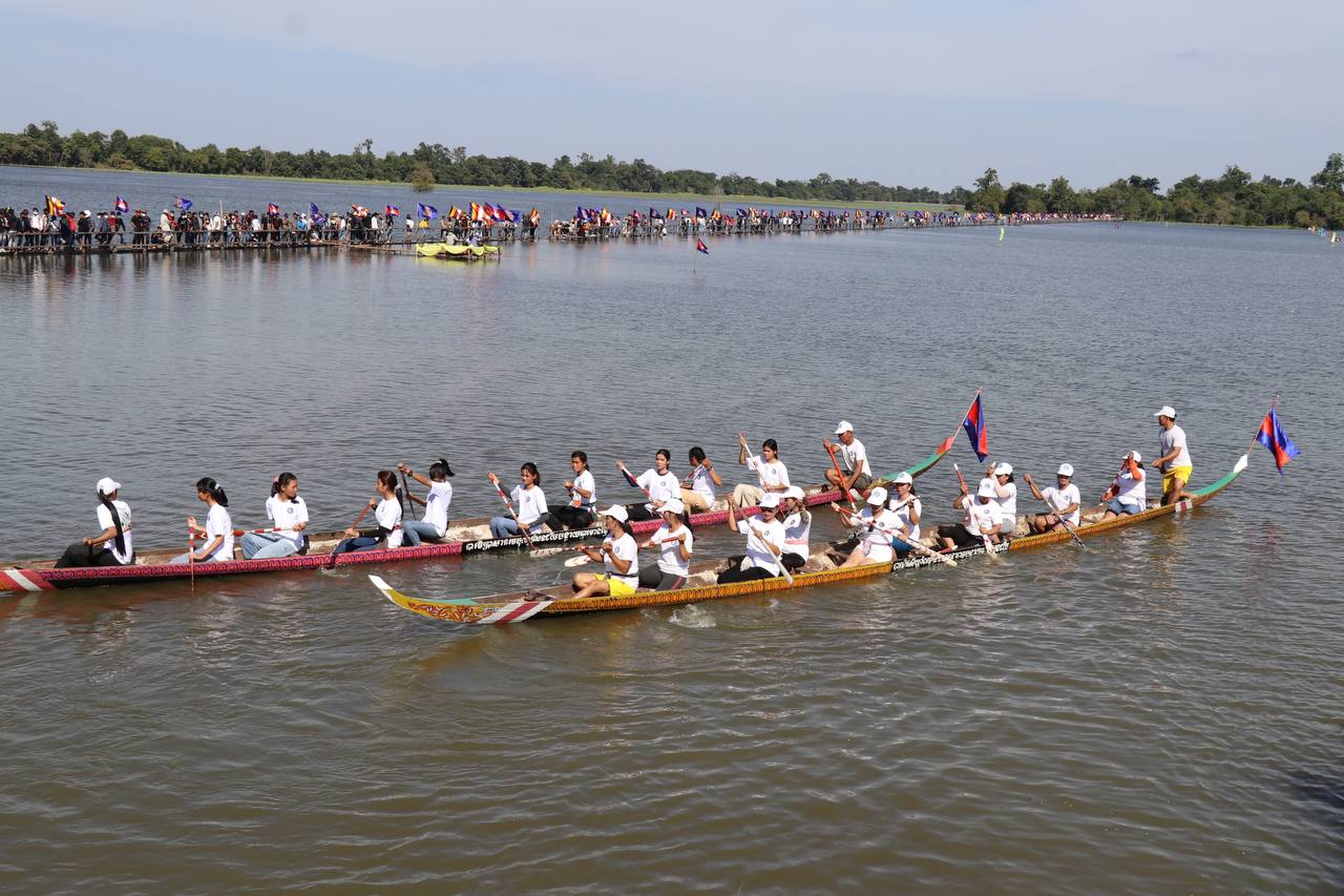 ភ្ញៀវជាង ៣ម៉ឺននាក់ចូលរួនទស្សនាកម្មវិធីប្រណាំងទូក បណ្តែតប្រទីប អកអំបុក ឬអុំទូកសហគមន៍នៅបារាយាណ៍ប្រាសាទមេបុណ្យនាភូមិបន្ទាយឆ្មារ
