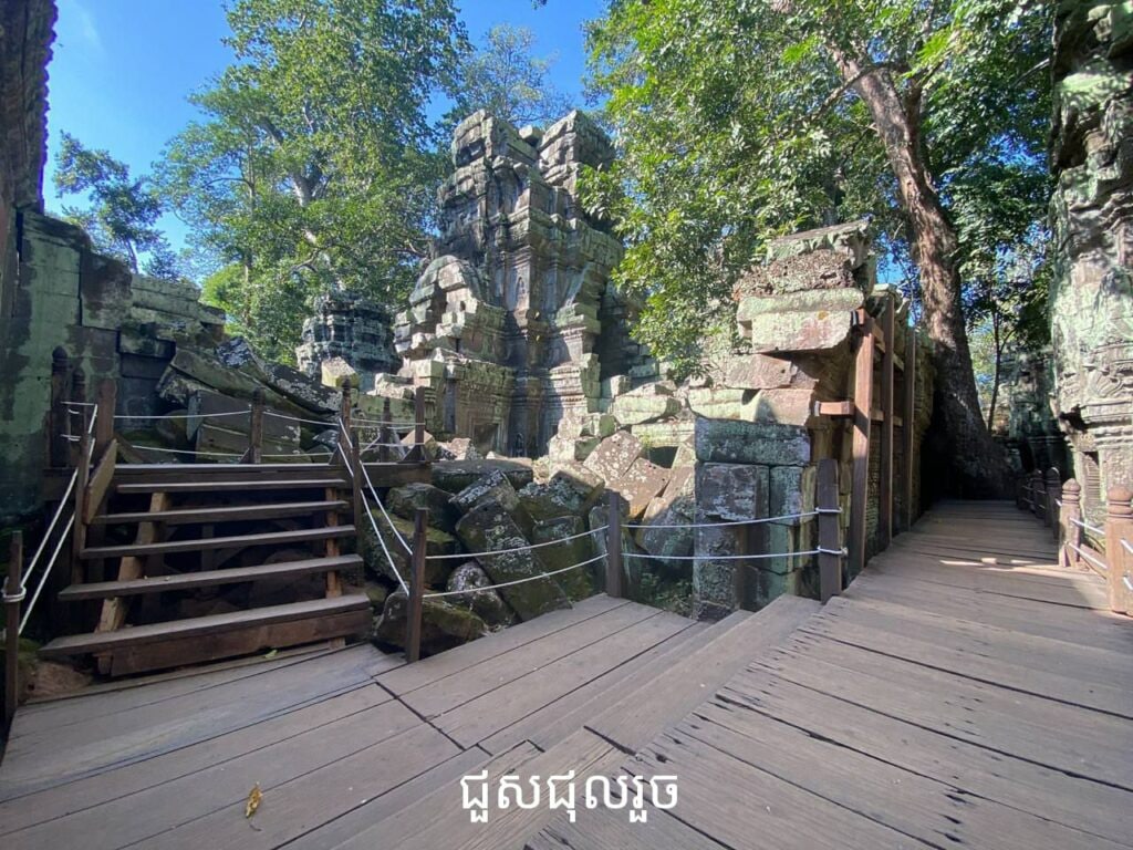 ភ្នាក់ងារទេសចរណ៍ប្រចាំការនៅប្រាសាទតាព្រហ្ម សហការជាមួយក្រុមការងារឥណ្ឌា ជួសជុលជណ្តើរឈើនៅចំណុចរោងងទងទី៣នៃប្រាសាទតាព្រហ្ម