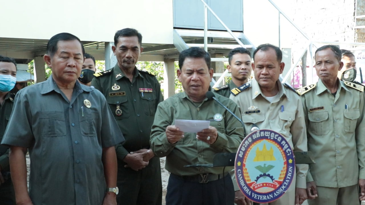 អតីតយុទ្ធជនពិការស្រុកកំពង់ស្វាយបានទទួលខ្នងផ្ទះ ទី២២២ ពីសម្តេចតេជោ ហ៊ុន សែន និងសម្តេចកិត្តិព្រឹទ្ធបណ្ឌិត