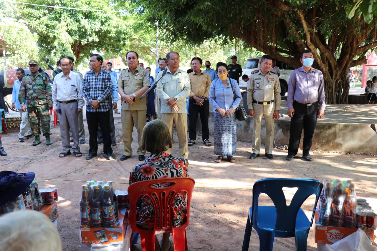 អំណោយសម្តេច ហ៊ុន សែន និង សម្ដេចកិត្តិព្រឹទ្ធបណ្ឌិតប៊ុន រ៉ានី ហ៊ុន សែន ចែកជូនបន្ថែមដល់ពលរដ្ឋរងគ្រោះដោយទឹកជំនន់មកស្នាក់នៅទីទួលសុវត្ថិភាព ១៧០គ្រួសារនៅ ២ឃុំរបស់ស្រុកអូជ្រៅ