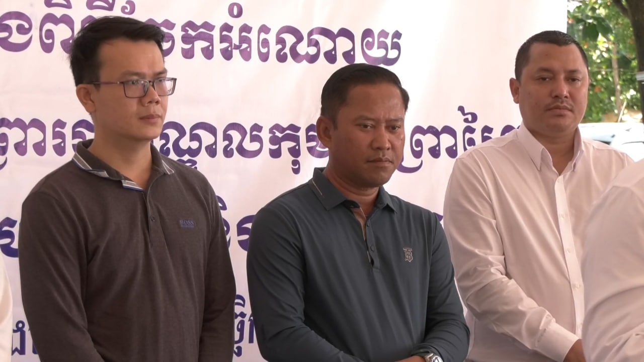 មន្ត្រីជាន់ខ្ពស់ នៃគណកម្មការទី១០ នាំអំណោយរបស់សម្តេចវិបុលសេនាភក្តី សាយ ឈុំ ផ្តល់ជូនកុមារកំព្រា២៥០នាក់នៅខេត្តកំពង់ស្ពឺ