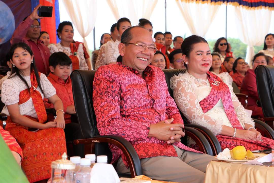 រដ្ឋបាលខេត្តកំពត រៀបចំពិធីប្រណាំងទូក ដើម្បីអបអរសាទរ ព្រះរាជពិធីបុណ្យអុំទូក អកអំបុក សំពះព្រះខែ និង បណ្តែតប្រទីប