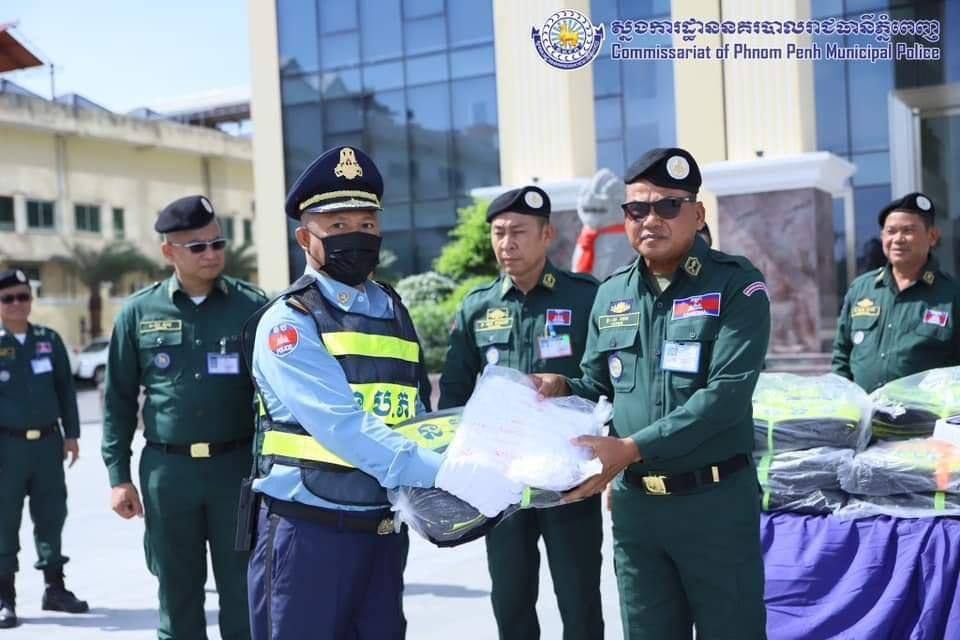 ស្នងការរាជធានីភ្នំពេញ ចុះត្រួតពិនិត្យកម្លាំងអន្តរាគមន៍ពិសេស និងកម្លាំងចរាចរណ៍ ក្នុងការបំពេញតួនាទីភារកិច្ច ការការពារសន្តិសុខ សណ្តាប់ធ្នាប់តាមគោលដៅ នៃឱកាសកិច្ចប្រជុំកំពូលអាស៊ាន លេីកទី៤០-៤១