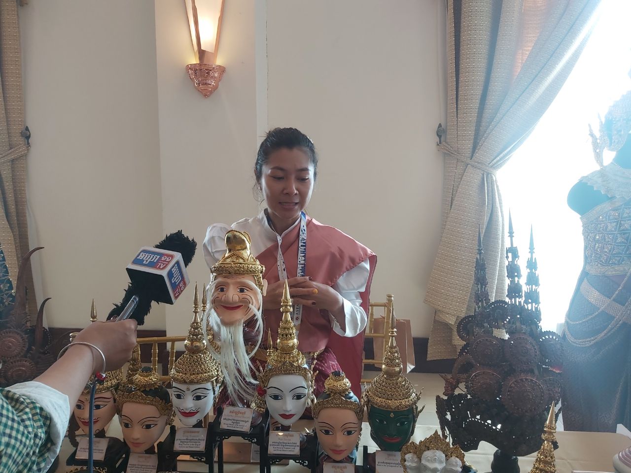 អ្នកលក់ផលិតផលកែច្នៃក្នុងស្រុកបង្ហាញពីការជួយទិញផលិតផល និងរកការងារធ្វើដល់ប្រជាសហគមន៍មូលដ្ឋាន