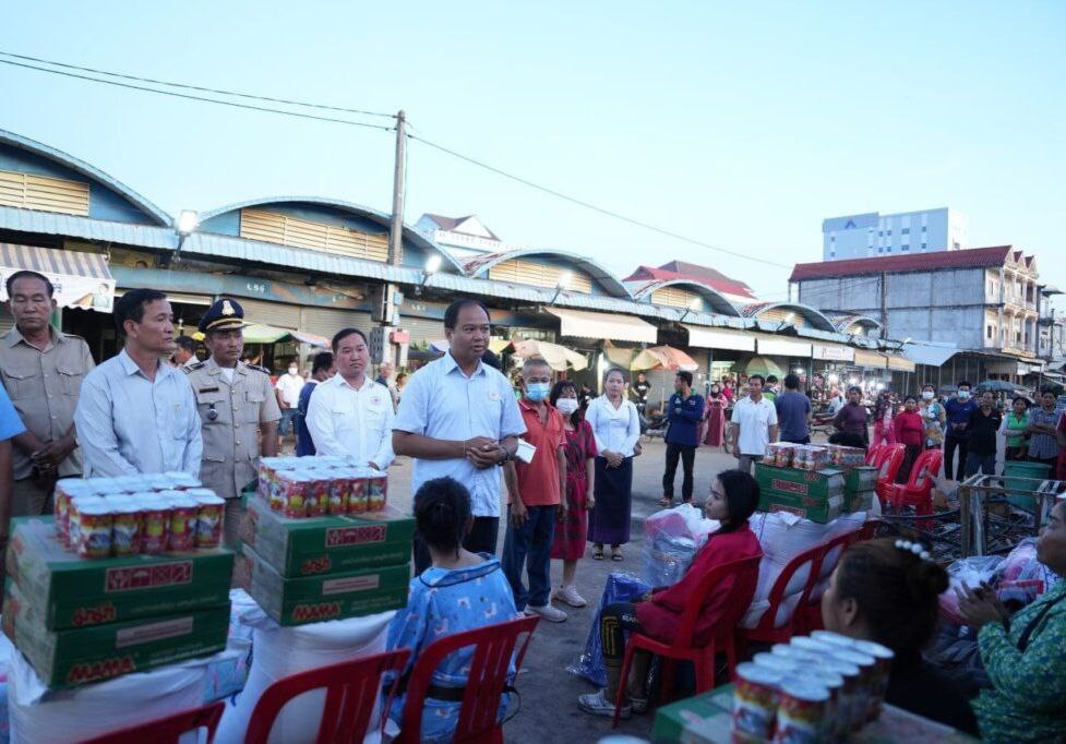 អភិបាលខេត្តព្រះវិហារ នាំយកអំណោយកាកបាទក្រហមកម្ពុជា ផ្តល់ជូនប្រជាពលរដ្ឋ ១១គ្រួសារ ក្រោយភ្លើងឆេះផ្ទះអស់ កាលពីយប់មិញ នៅខាងក្រោយផ្សារកំពង់ប្រណាក