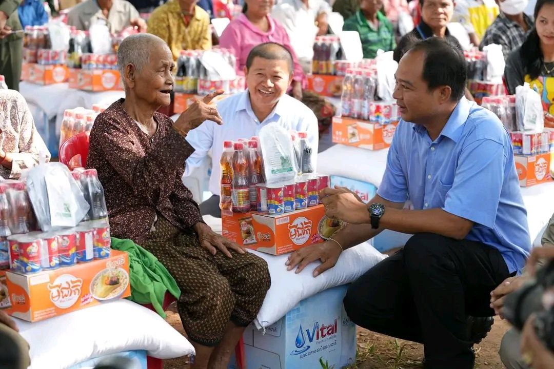 រាជរដ្ឋាភិបាលកម្ពុជា ផ្តល់អំណោយគ្រឿងឧបភោគ បរិភោគ និងគ្រាប់ពូជ ជូនប្រជាពលរដ្ឋជាង ៥០០គ្រួសារ ដែលរងគ្រោះដោយទឹកជំនន់ក្នុងពេលកន្លងមក នៅក្នុងស្រុកគូលែន