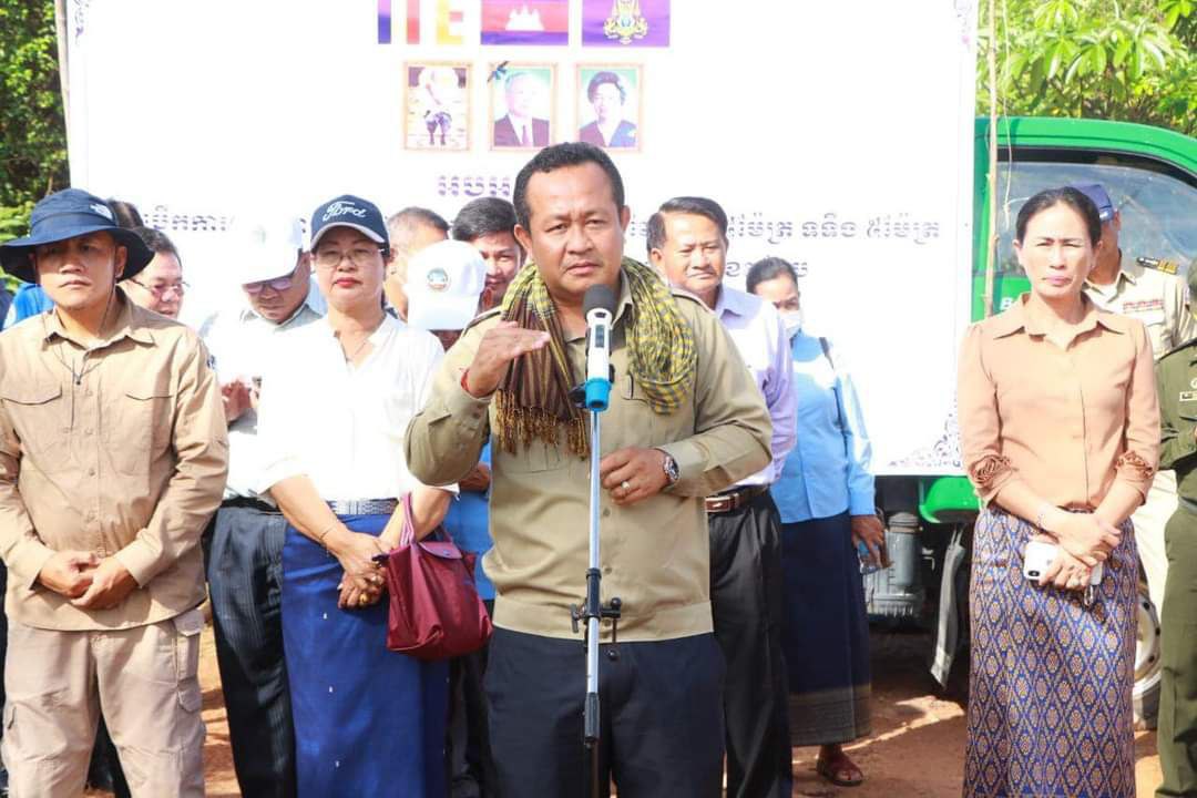ពិធីបើកការដ្ឋានសាងសង់ ផ្លូវចាក់បេតុង អាមេ មួយខ្សែប្រវែង ៣៦៥ម៉ែត្រ ទទឹង ៥ម៉ែត្រ ដែលស្ថិតនៅភូមិកែវក្រសាំង សង្កាត់កែប ក្រុងកែប ខេត្តកែម