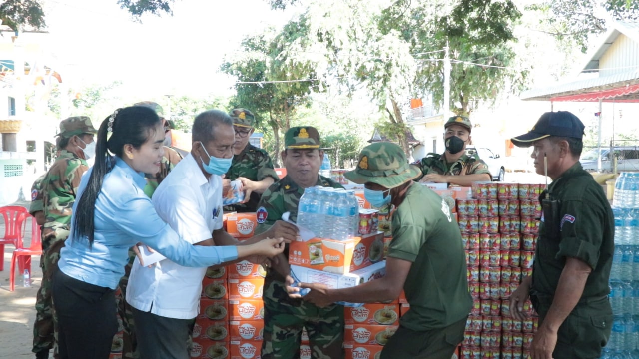 ឧត្តមសេនីយ៍ទោ សោម ស៊ុនផ្សព្វផ្សាយគោលនយោបាយភូមិ.ឃុំមានសុវត្ថិភាពនិងឧបត្ថម្ភអំណោយ ឯកឧត្តម បណ្ឌិត ហ៊ុន ម៉ាណែត និង លោកជំទាវ ជូនប្រជាការពារឃុំបន្ទាយស្ទោង