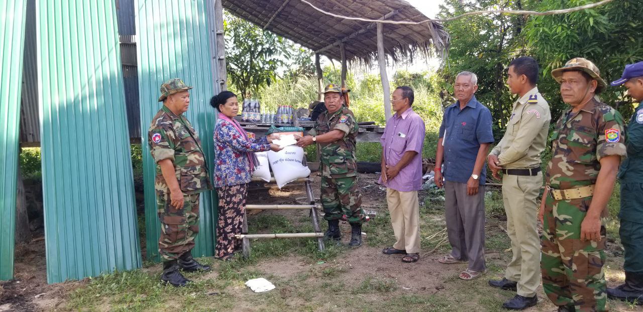 គ្រួសាអតីតយុទ្ធជនមរណ:ចំនួន ១គ្រួសារ នៅភូមិទឹកជ្រប់ ឃុំពេជ្រចង្វារ ទទួលអំណោយ ឯកឧត្តម ឧត្តមសេនីយ៍ឯក ហ៊ុន ម៉ាណែត និងលោកជំទាវ