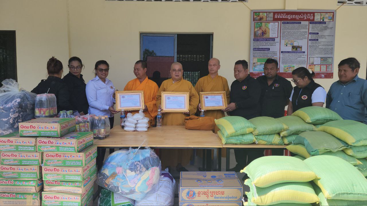 ព្រះសង្ឃគង្គនៅវត្តក្នុងស្រុកពញាឮខេត្តកណ្ដាលនាំអំណោយប្រគល់ជូនសមាគមចលនាយុវជនក្រុម ១៥៧ សាខាស្រុករលាប្អៀរសម្រាប់ ការងារមនុស្សធម៌