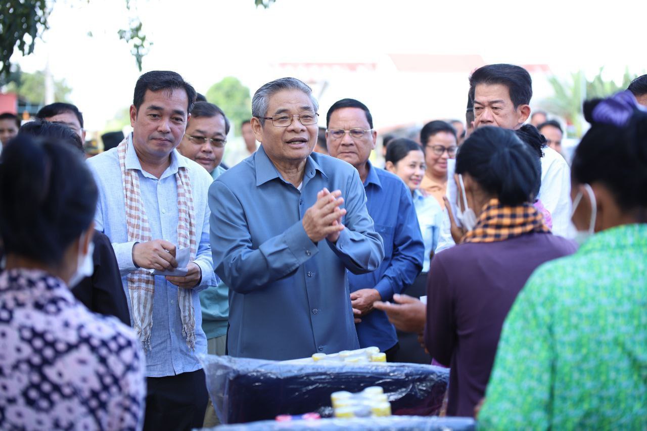 ប្រជាពលរដ្ឋរងគ្រោះដោយទឹកជំនន់ និងបាក់ច្រាំងចំនួន ៤៥៨គ្រួសារ ក្នុងស្រុកស្រីសន្ធរ ទទួលបានអំណោយពីរាជរដ្ឋាភិបាល