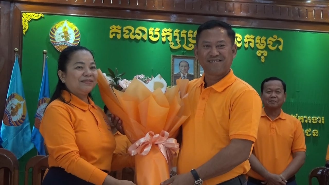 ប្រធានគណបក្សប្រជាជនកម្ពុជាខេត្តកំពង់ស្ពឺ ៖ ក្រុមចលនាស្ត្រី ត្រូវចូលរួម ពង្រឹងពង្រីកសមាជិកគណបក្ស ដោយអនុវត្តយុទ្ធសាស្ត្រ រក្សាចាស់ បង្កើនថ្មី សមាជិកគណៈបក្សម្នាក់ សំឡេងឆ្នោតគាំទ្រគណបក្សមួយសន្លឹក
