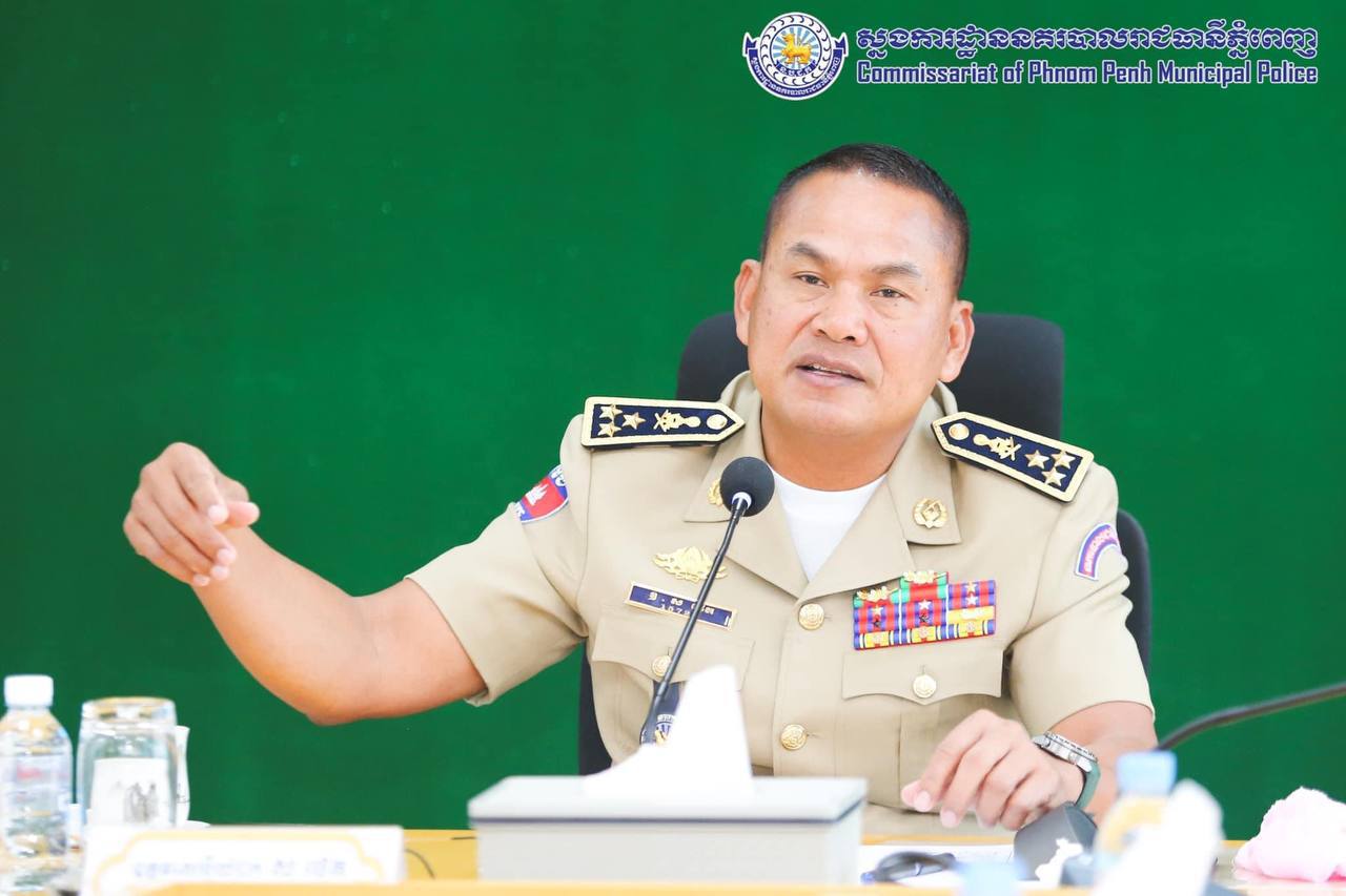 ឧត្តមសេនីយ៍ឯក ស ថេត ផ្តល់ការណែនាំដល់ការិយាល័យអត្តសញ្ញាណប័ណ្ណសញ្ញាតិខ្មែរ អធិការដ្ឋាននគរបាលខណ្ឌទាំង១៤ និងប៉ុស្តិ៍នគរបាលរដ្ឋបាលទាំង១០៥ ចាប់ផ្តេីមរៀបចំ ចុះធ្វេីអត្តសញ្ញាណប័ណ្ណសញ្ញាតិខ្មែរ ដល់តាមភូមិ និង តាមខ្នងផ្ទះប្រជាពលរដ្ឋ