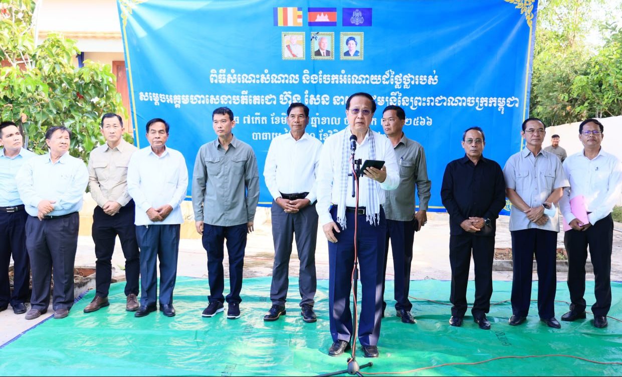 ប្រជាពលរដ្ឋ រងគ្រោះដោយសារទឹកជំនន់ ចំនួន ៤០០គ្រួសារ ក្នុងស្រុកបាធាយ ខេត្តកំពង់ចាម បានទទួលអំណោយដ៏ថ្លៃថ្លា របស់សម្តេចអគ្គមហាសេនាបតីតេជោ ហ៊ុន សែន