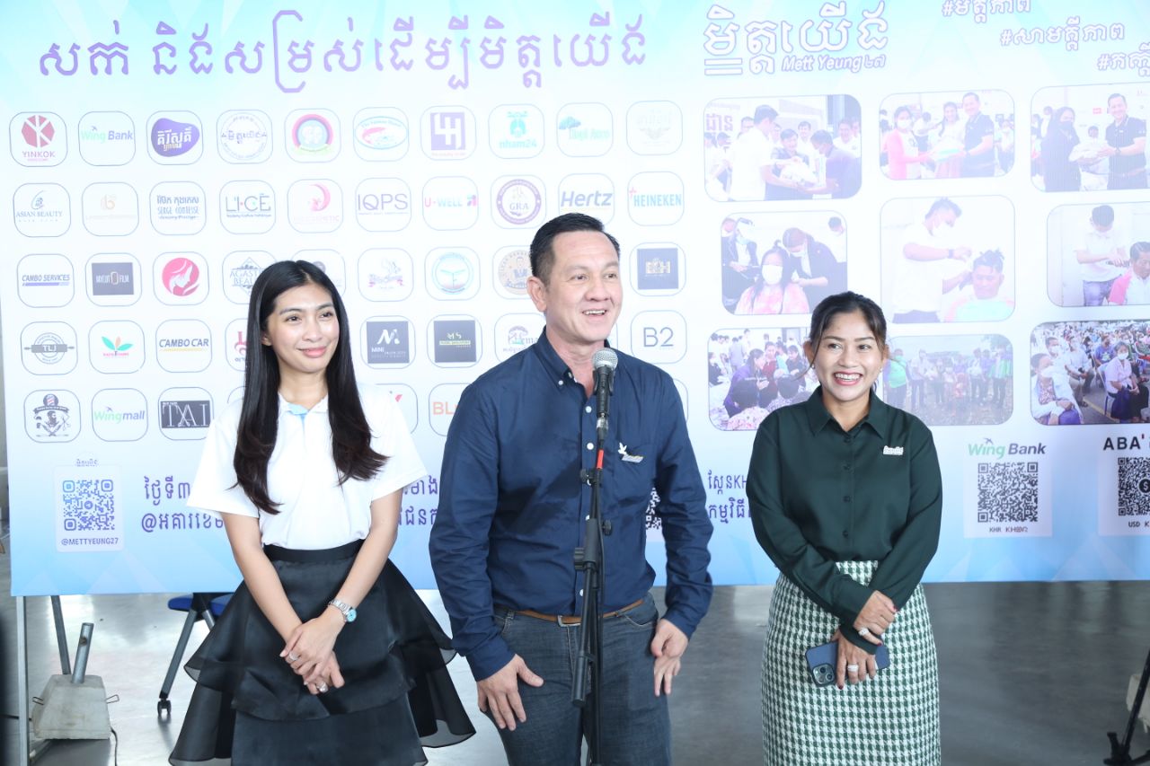 សមាគមមិត្តយើង និងសហភាពសហព័ន្ធយុវជនកម្ពុជារាជធានីភ្នំពេញផ្តល់សេវាកាត់សក់ ចែកអំណោយដល់អ្នកធាក់ស៊ីក្លូ និងពលរដ្ឋក្រីក្រ