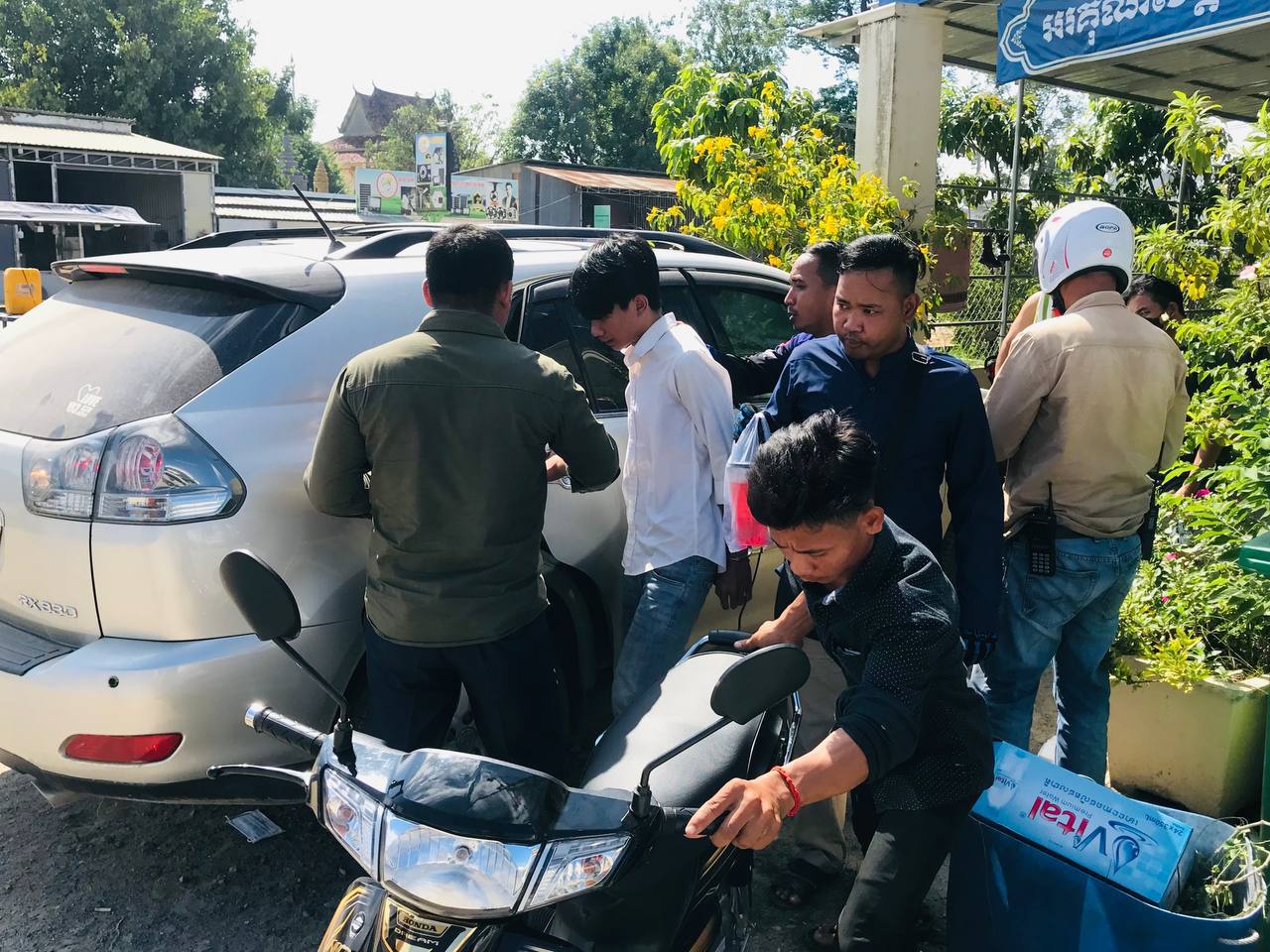 ជនសង្ស័យម្នាក់ ក្នុងចំណោមបក្ខពួក ៣នាក់ ធ្វេីសកម្មភាពឆក់ខ្សែកមិនបានសម្រេច ត្រូវពលរដ្ឋស្ទាក់ចាប់ប្រគល់ឲ្យសមត្ថកិច្ច