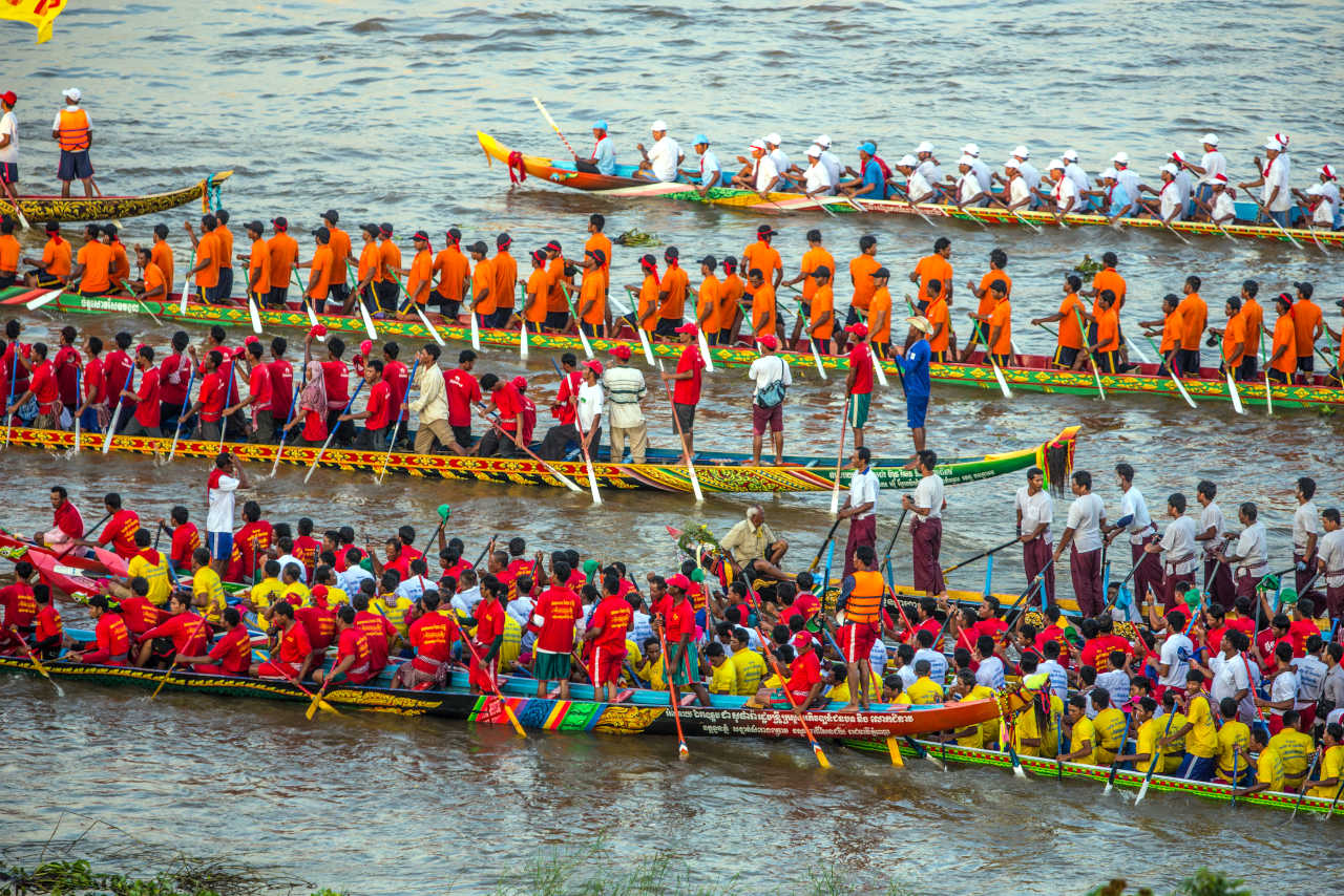 ស្វែងយល់ពីប្រវត្តិព្រះរាជពិធីបុណ្យអុំទូក បណ្ដែតប្រទីប សំពះព្រះខែ និងអកអំបុក