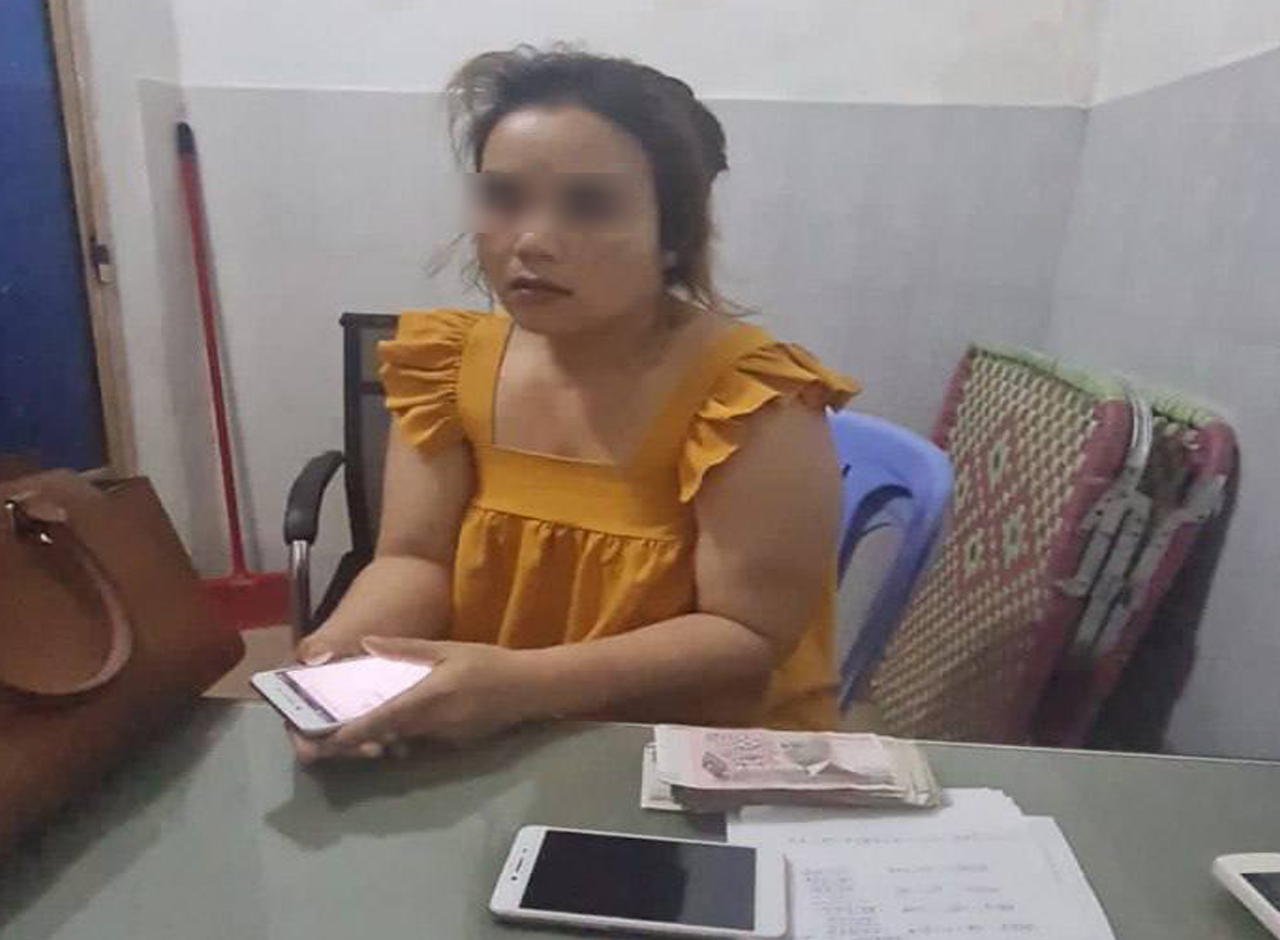 ស្រ្តីម្នាក់បើកលេងល្បែងសុីសងដោយខុសច្បាប់ (jokerតាមអុីនធើណែត) ត្រូវនគរបាលខណ្ឌឬស្សីកែវ ឃាត់ខ្លួន