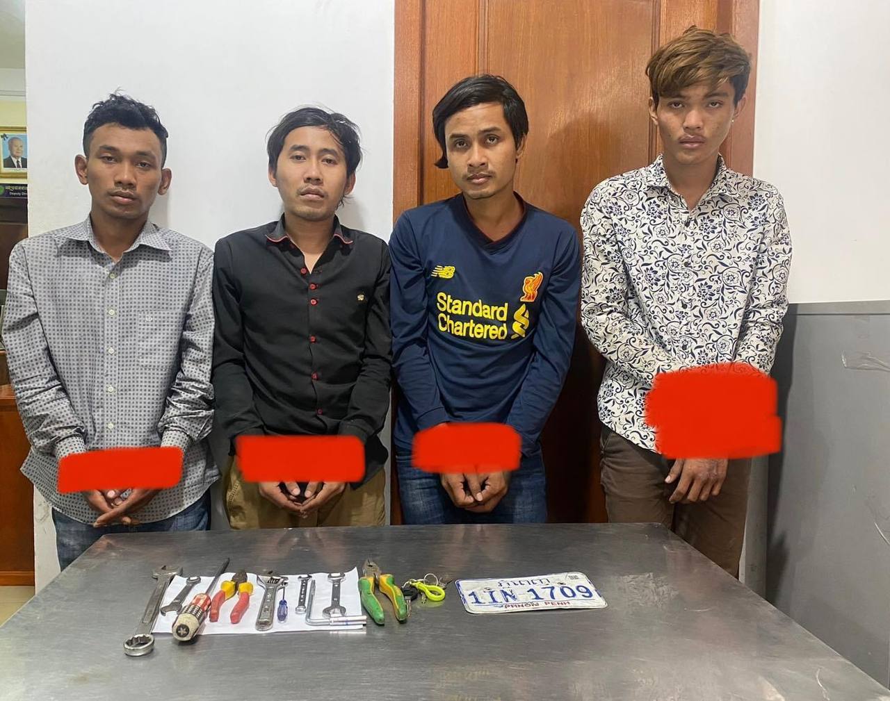 សមត្ថកិច្ចជំនាញ បង្ហាញមុខក្រុមចោរគាស់ផ្ទះ កាច់កម៉ូតូ នៅរាជាធានីភ្នំពេញ បន្ទាប់ពីចាប់ខ្លួនបានចំនួន ៤នាក់