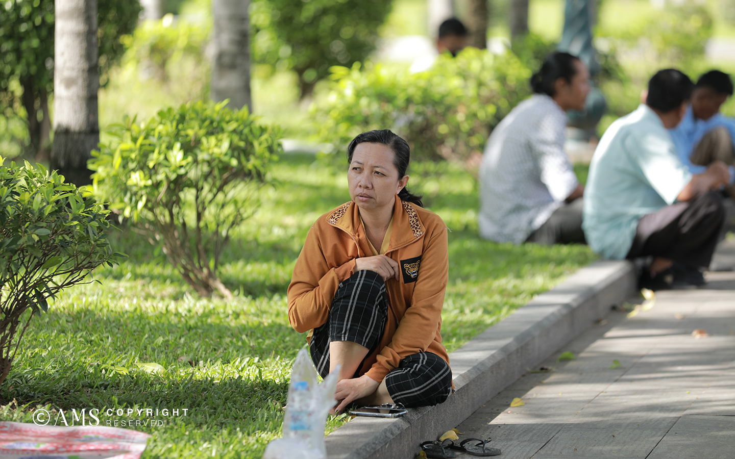 ឪពុកម្តាយរង់ចាំកូននៅខាងក្រៅមណ្ឌលប្រឡង ថ្ងៃទីពីរ នៃការប្រឡងបាក់ឌុប