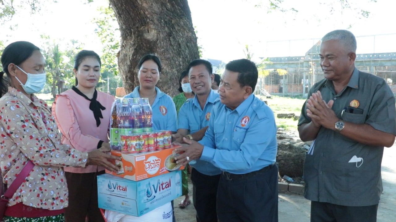 សមាជិកអចិន្ត្រៃយ៍គណបក្សខេត្ត ឧបត្ថម្ភអំណោយជូនគ្រួសារសមាជិកគណបក្សមានជីវភាពលំបាកខ្វះខាត ២០គ្រួសារ