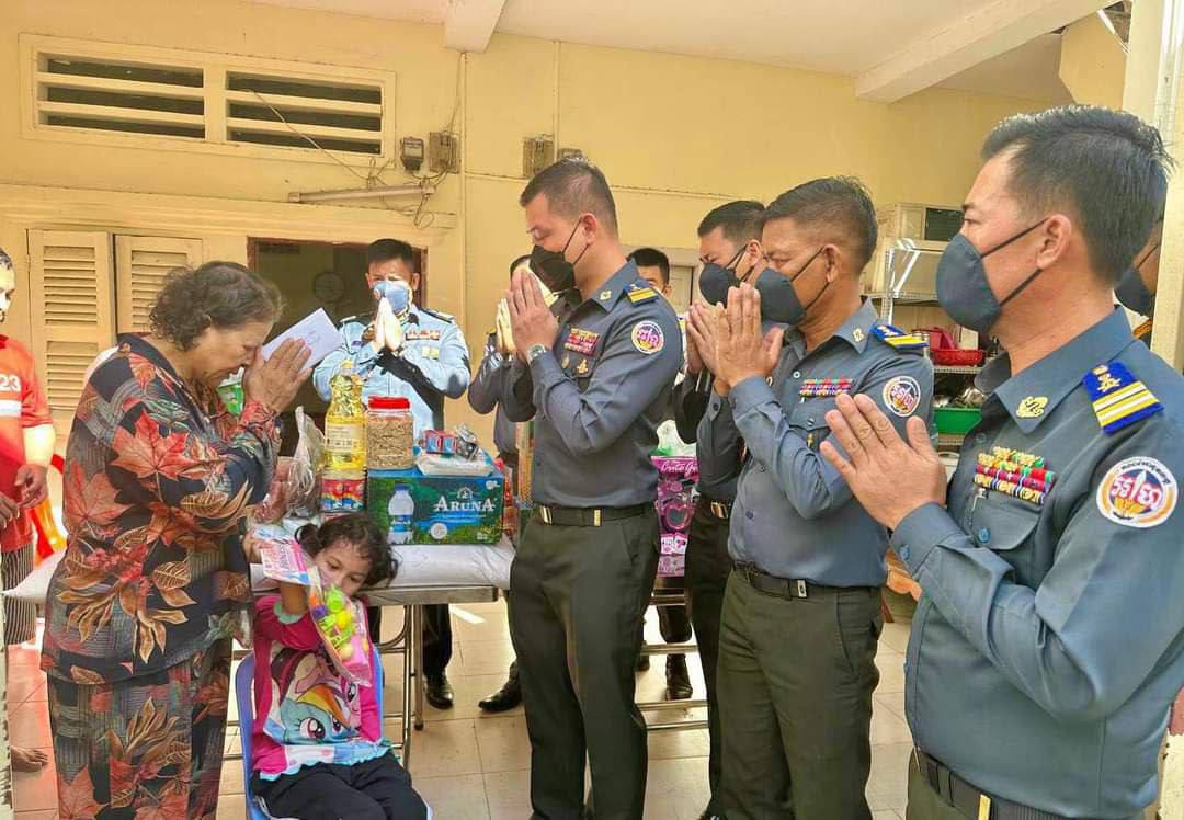 លោកឧត្តមសេនីយ៍ឯក រ័ត្ន ស្រ៊ាង ចាត់ក្រុមការងារ នាំយកអំណោយប្រគល់ជូនស្ត្រីមេម៉ាយម្នាក់ ដែលកំពុងជួបការលំបាក