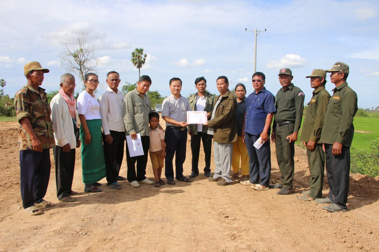 ផ្លូវលំដែលរងគ្រោះដោយទឹកជំនន់ កំពុងជួសជុលប្រវែង ៤០០ម៉ែត្រ គ្រោងចំណាយថវិកា ៦.៣០០.០០០រៀល ស្ថិតនៅភូមិទឹកអណ្ដូង ឃុំឈូក