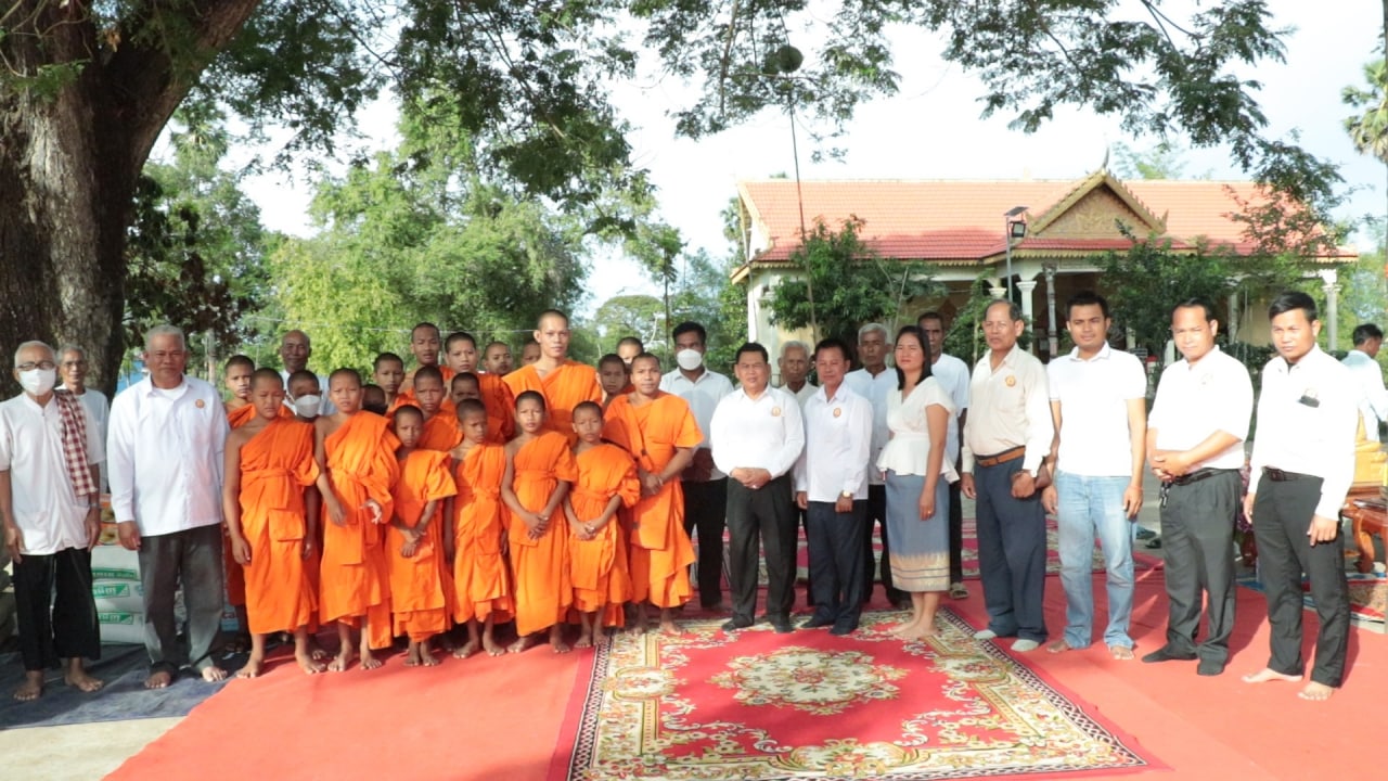 មន្ត្រីគណបក្សខេត្ត នាំយកស៊ីម៉ងត៍ចំនួន ២តោន និងគ្រឿងឧបភោគ បរិភោគ ព្រមទាំងបច្ច័យ ប្រគេនព្រះសង្ឃនៅវត្តព្រះពន្លាជ័យ ឃុំបន្ទាយស្ទោង ស្រុកស្ទោង ខេត្តកំពង់ធំ