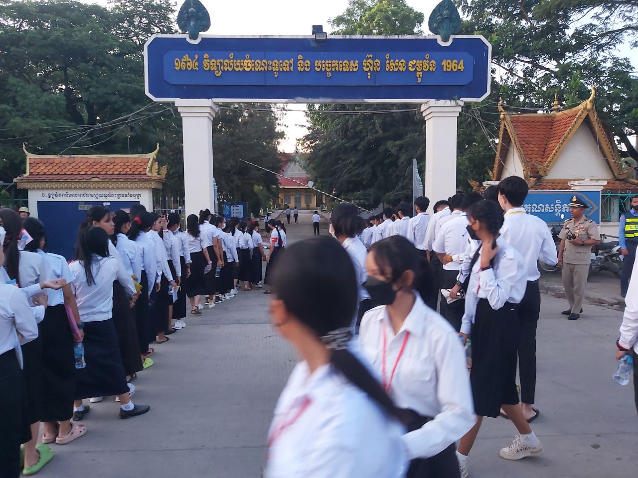មើលសកម្មភាពបេក្ខជនប្រឡងបាក់ឌុបក្នុងថ្ងៃទី១ដែលជាការប្រឡងដ៏មានសារៈសំខាន់បំផុតក្នុងជីវិត