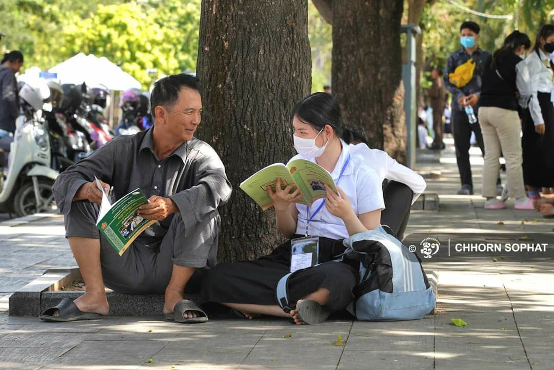 ឪពុកម្តាយមកលើកទឹកចិត្ត និងព្រួយបារម្ភកូនប្រឡងបាក់ឌុបតាមមណ្ឌលប្រឡងជាច្រើនទាំងរាជធានីភ្នំពេញនិងបណ្តាខេត្ត