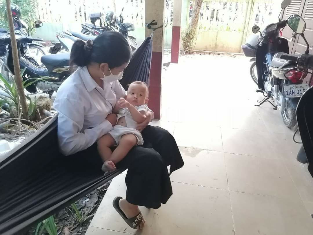 បេក្ខនារីនៅខេត្តសៀមរាបបានបំបៅកូនតូចមុនចូលប្រឡងបាក់ឌុបព្រឹកថ្ងៃទី ២