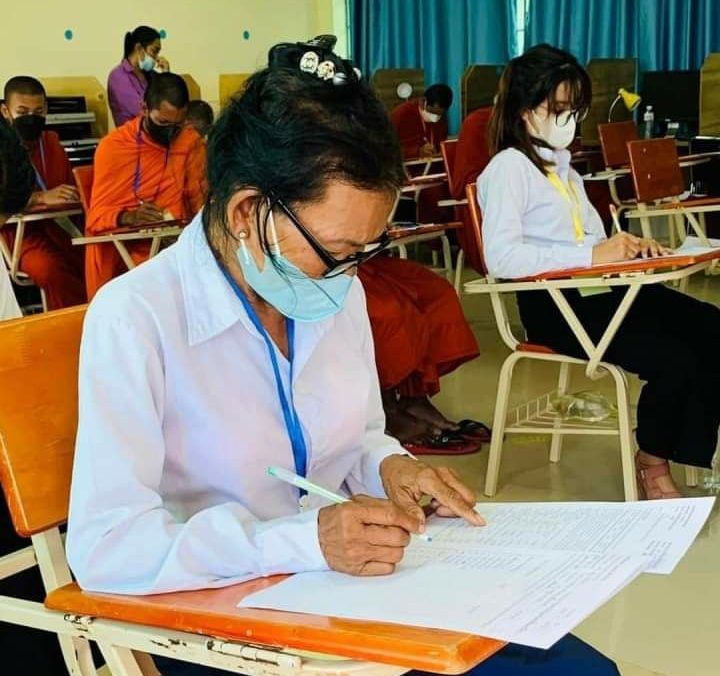 ស្រ្តីវ័យចំណាស់អាយុ ៥៦ឆ្នាំមកប្រឡងបាក់ឌុបដើម្បីបំពេញក្តីស្រម៉ៃ