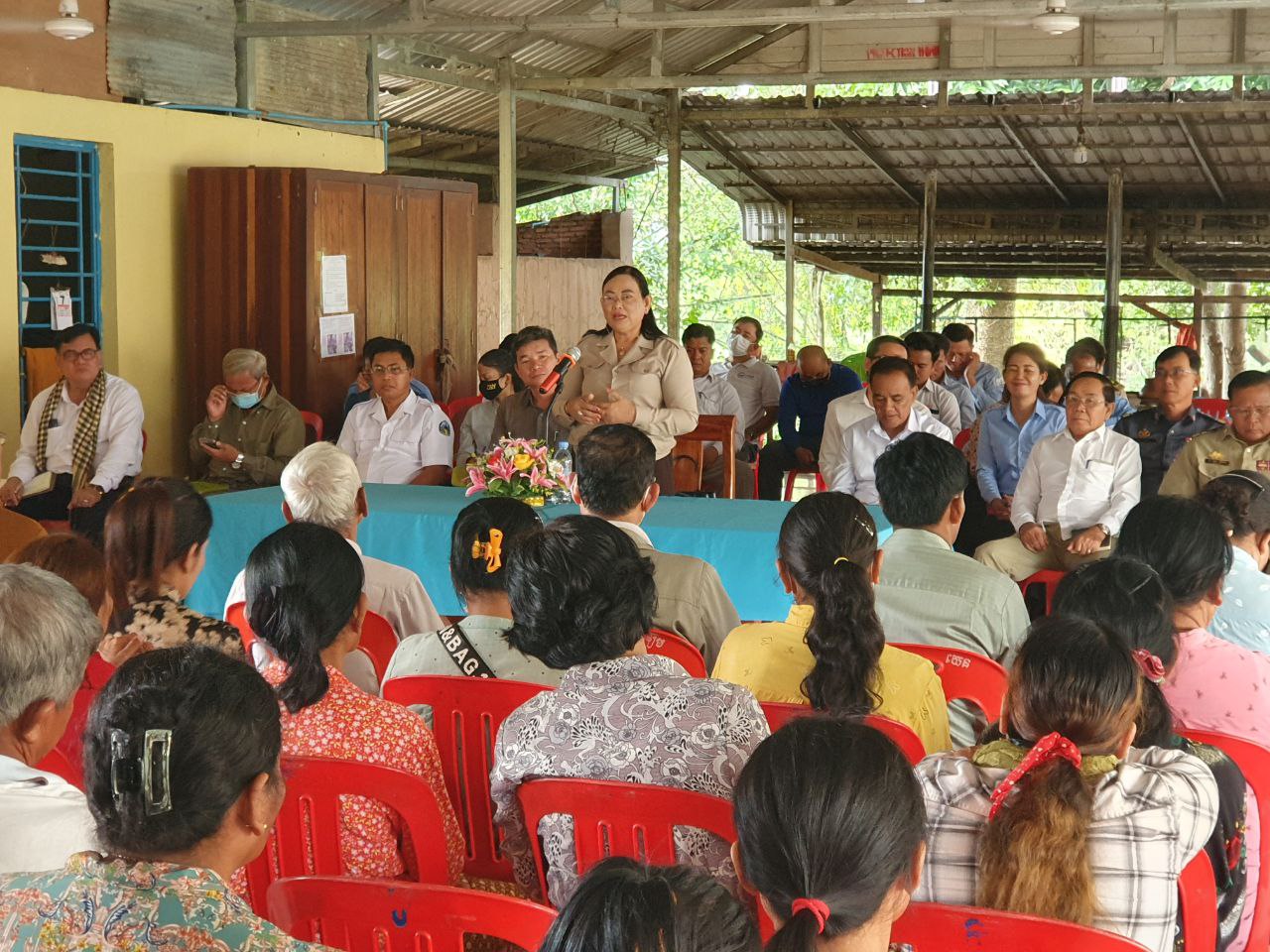 ក្រុមការងារថ្នាក់ជាតិចុះមូលដ្ឋានស្រុកពួកខេត្តសៀមរាប បានរៀបចំវេទិកាសាធារណៈ ដើម្បីត្រួតពិនិត្យ និងគាំទ្រការអនុវត្តកម្មវិធីនយោបាយ និង យុទ្ធសាស្ត្រចតុកោណដំណាក់កាលទី៤ របស់រាជរដ្ឋាភិបាលកម្ពុជា