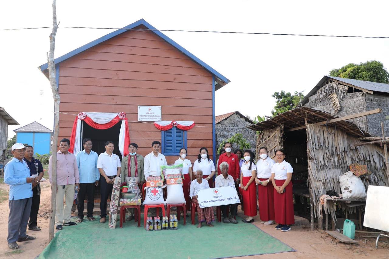 ផ្ទះថ្មី ៣ខ្នង ជាអំណោយរបស់សាខាកាកបាទក្រហមកម្ពុជា ខេត្តកំពង់ធំ បានប្រគល់ជូនប្រជាពលរដ្ឋរងគ្រោះដោយខ្យល់កន្ត្រាក់ និងងាយរងគ្រោះបំផុតចំនួន ៣គ្រួសារ នៅស្រុកកំពង់ស្វាយ ខេត្តកំពង់ធំ