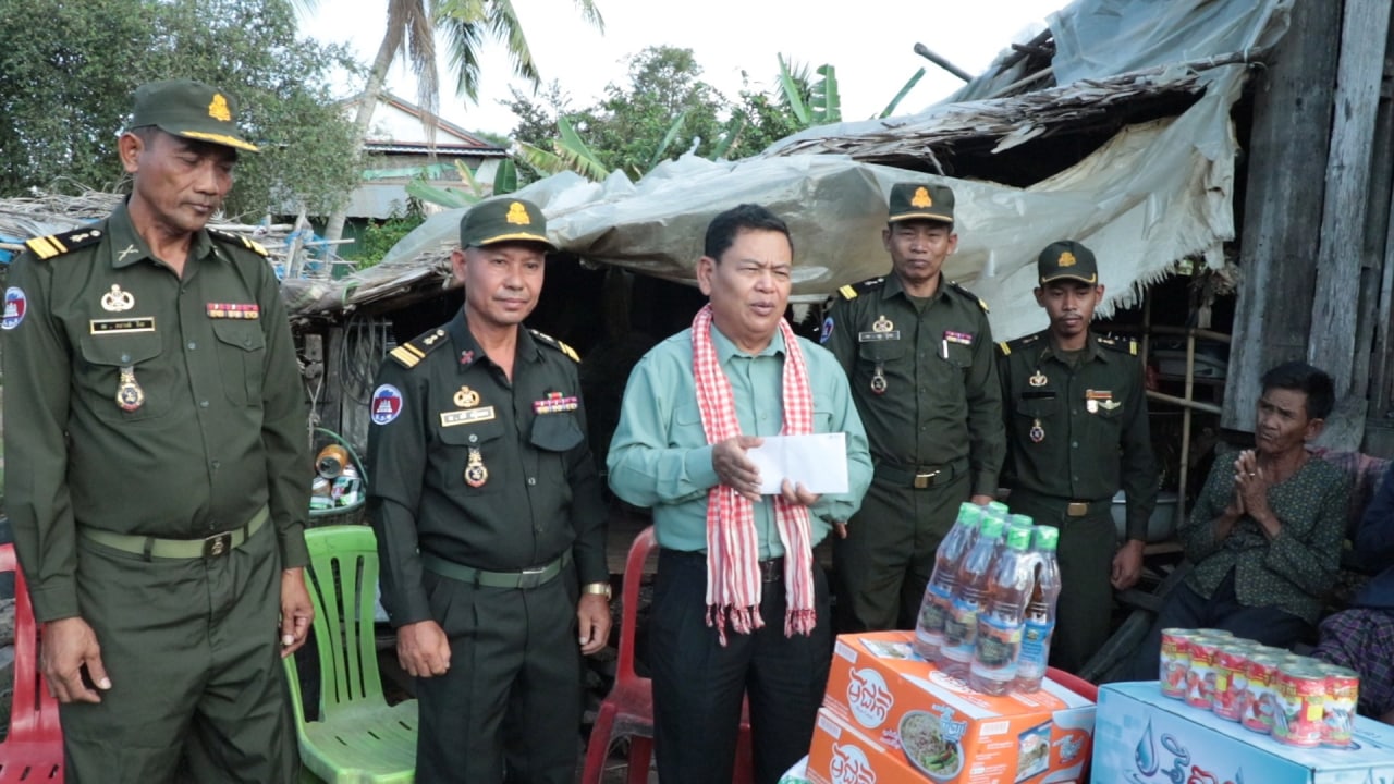 ឧត្តមសេនីយ៍ទោ សោម ស៊ុន នាំយកអំណោយឯកឧត្តមបណ្ឌិត ហ៊ុន ម៉ាណែត និងលោកជំទាវពេជ ចន្ទមុន្នី ឧបត្ថម្ភពលរដ្ឋក្រីក្រ គ្រោះថ្នាក់ចរាចរណ៍