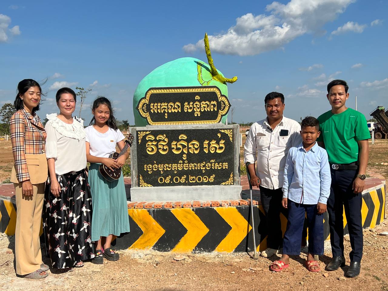 បុរស ពិការ ផ្តល់ដីចំការ តម្លៃ ជាង ៤០០០ ដុល្លារ ឲ្យអ្នកស្រី សឿ សុធារ៉ា និង កូនស្រី ខណៈកំពុងជួបការលំបាក