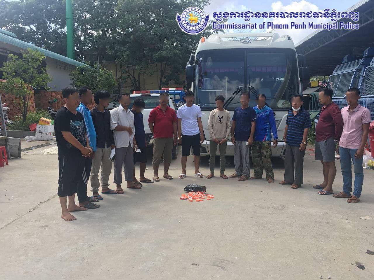 ឆ្មក់បង្ក្រាបទីតាំងបេីកល្បែងសុីសង​ ខុសច្បាប់(ភ្នាល់មាន់ជល់)នៅខណ្ឌច្បារអំពៅ ឃាត់បានមនុស្ស ១៣នាក់ និងត្រៀមបញ្ចូនទៅតុលាការ