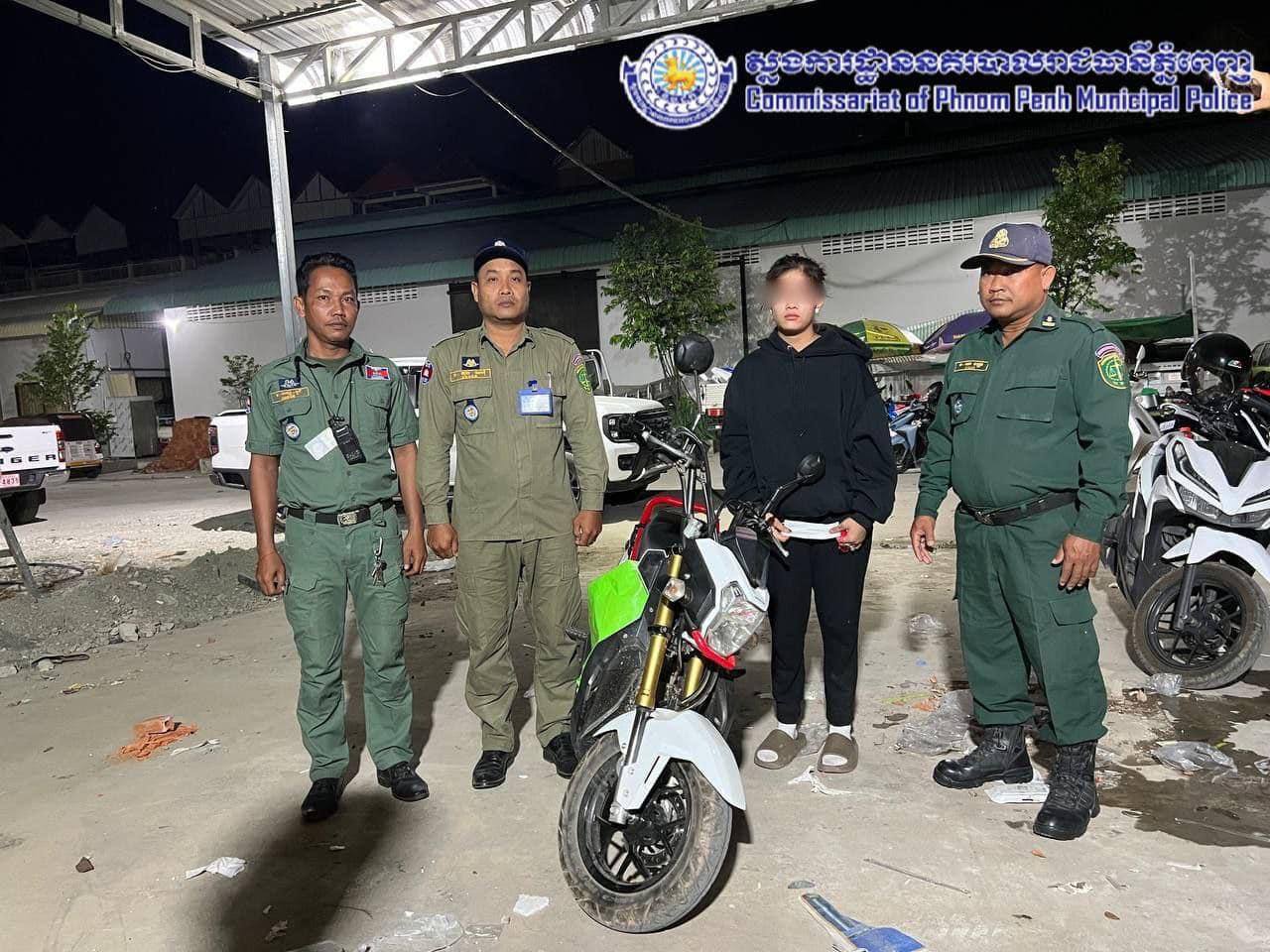 សមត្ថកិច្ចតាមស្រាវជ្រាវចាប់ខ្លួនជនសង្ស័យ ម្នាក់ នៅមុខរោងកុនចេនឡា ក្រោយលួចម៉ូតូ និងទូរស័ព្ទដៃពីខេត្តកំពត