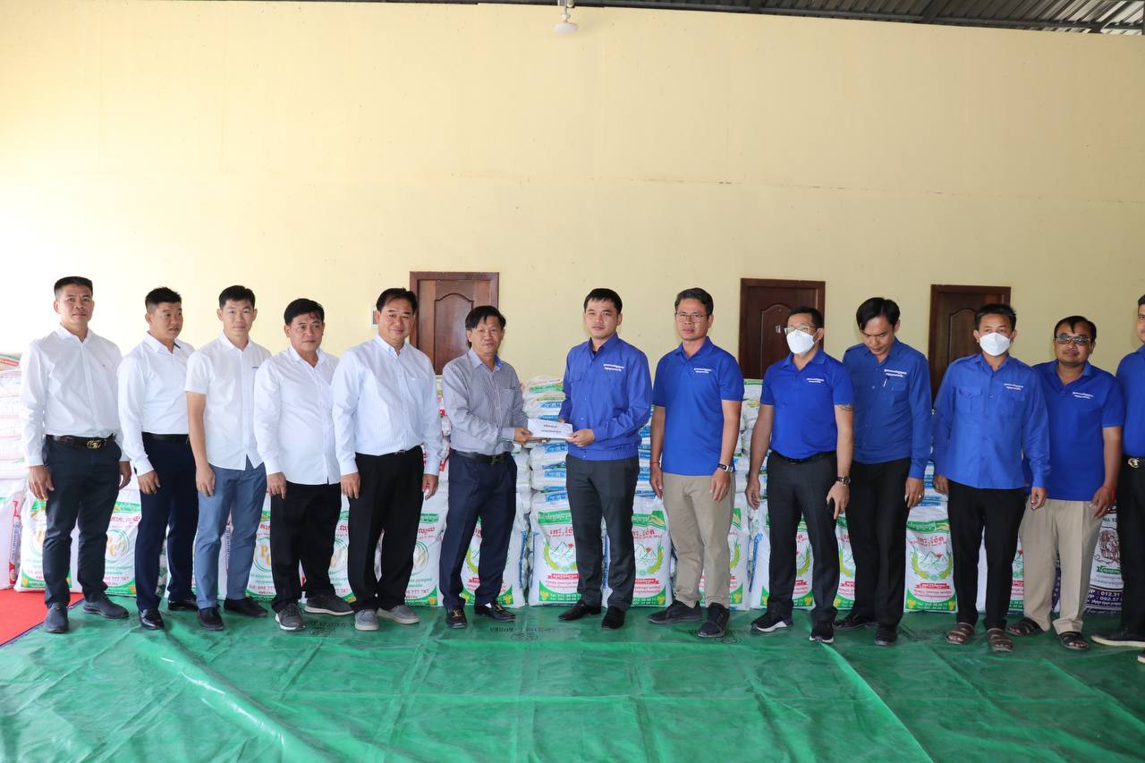 ក្រុមអាជីវករទិញស្រូវនៅស្រុកមង្គលបុរីផ្ដល់ជូនគ្រឿងបរិភោគឧបភោគ និងថវិកាប្រមាណ ៧,០០០ដុល្លារ ដើម្បីការងារសប្បុរសធម៌
