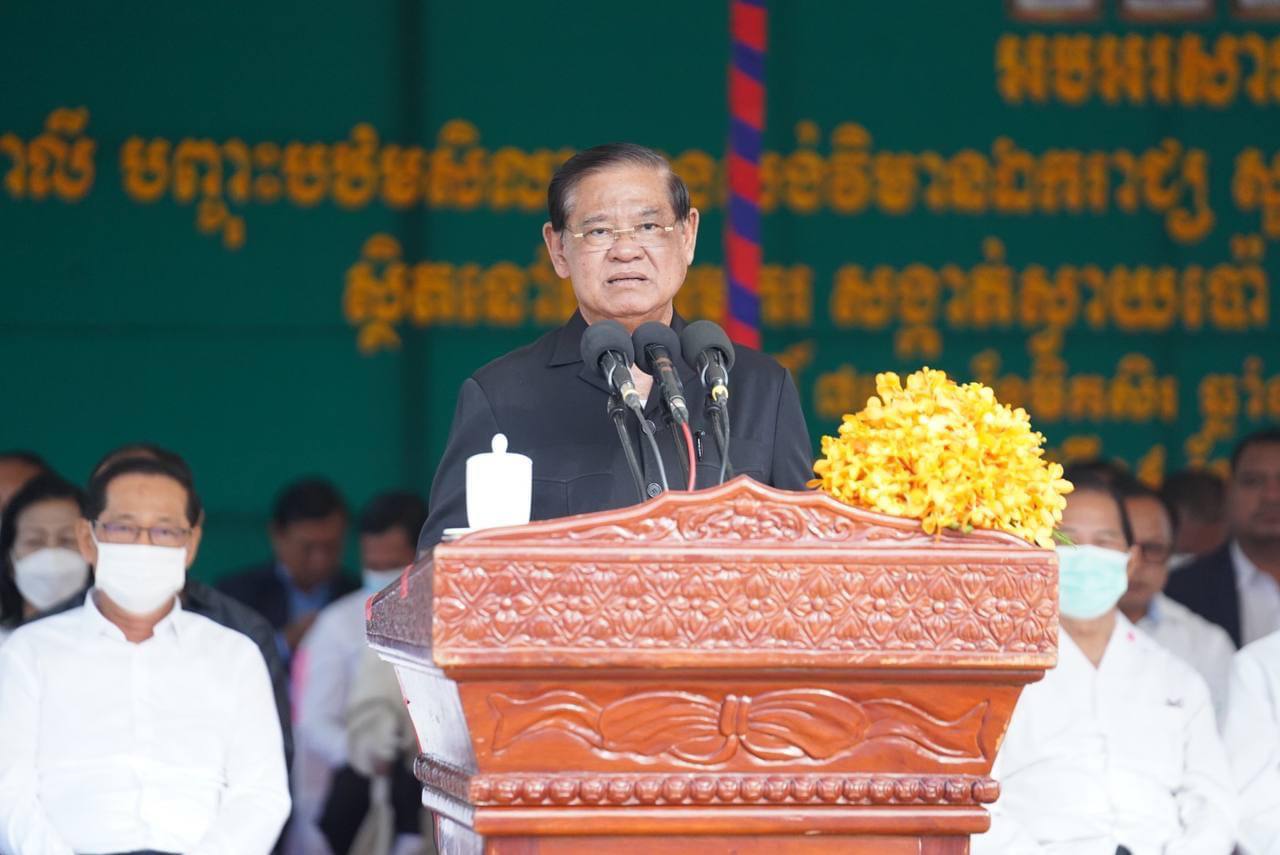 សម្ដេចក្រឡាហោម ស ខេង អញ្ជើញជាអធិបតីក្នុងពិធីក្រុងពាលីបញ្ចុះបឋមសិលាសាងសង់វិមានឯករាជ្យ សួនសម្ដេចក្រឡាហោម និងផ្សាររាត្រី នៅក្រុងបាត់ដំបង ខេត្តបាត់ដំបង