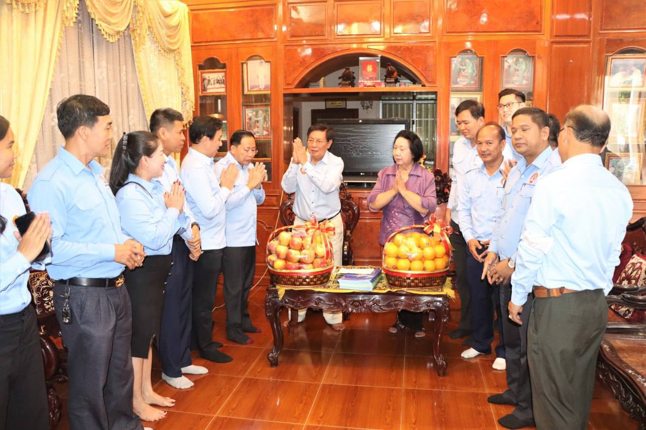 ឯកឧត្តម ចាយ បូរិន តំណាងឯកឧត្តមបណ្ឌិត ហ៊ុន ម៉ាណែត ដឹកនាំប្រតិភូយុវជនគណបក្សចុះសួរសុខទុក្ខ ឯកឧត្តម ច័ន្ទ តុងអ៊ីវ ដល់គេហដ្ឋាន