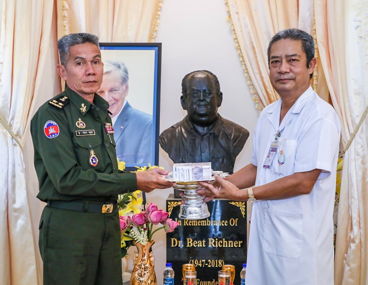 កងពលតូចដឹកជញ្ជូនលេខ៩០ នាំយកថវិការប្រគល់ជូនមូលនិធិគន្ធបុប្ផាកម្ពុជា