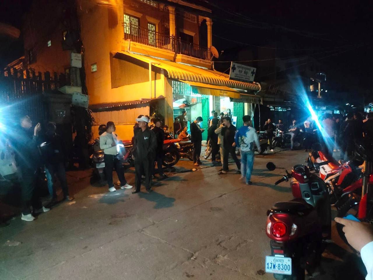 គ្រាន់តែជិះម៉ូតូប៉ះគ្នាបន្តិចសោះ ខ្មាន់កាំភ្លេីងបាញ់បុរសម្នាក់ចំនួន ១គ្រាប់បណ្ដាលឱ្យរងរបួសធ្ងន់ រួចគេចខ្លួនបាត់