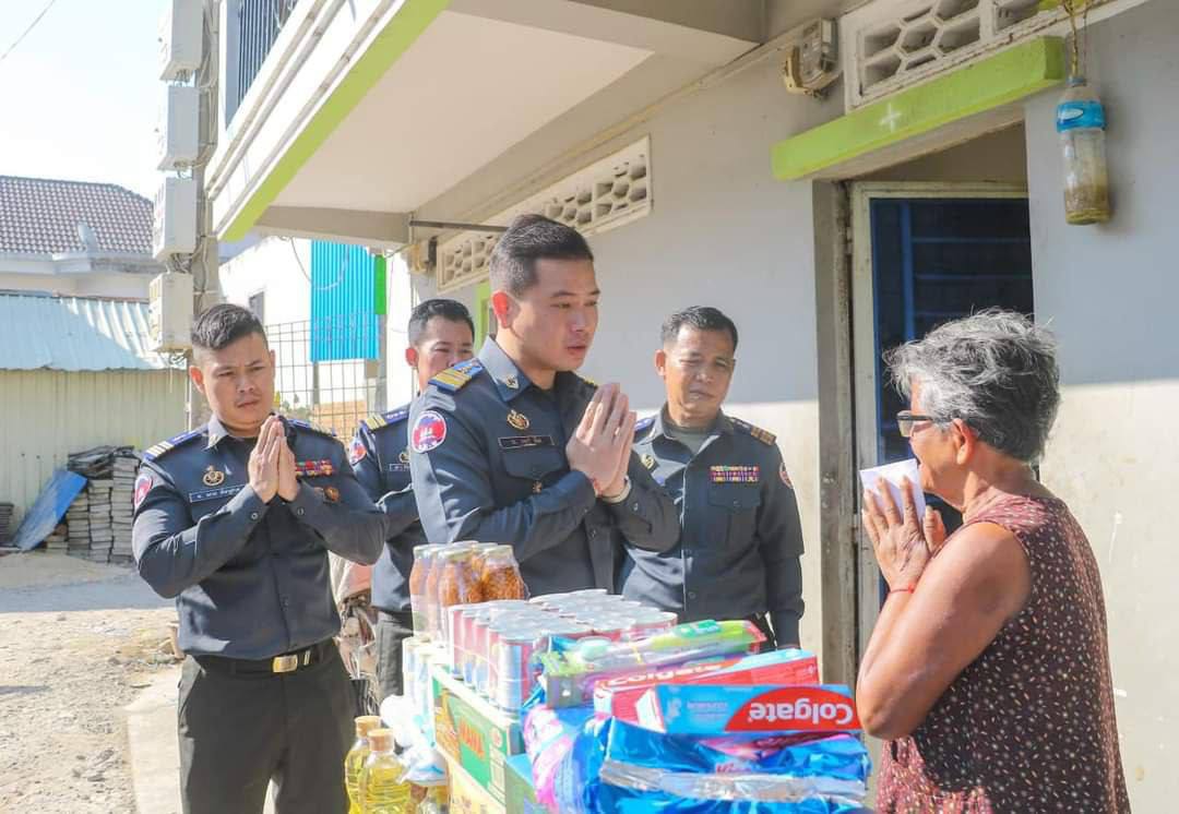 ឧត្តមសេនីយ៍ឯក រ័ត្ន ស្រ៊ាង មេបញ្ជាការកងរាជអាវុធហត្ថរាជធានីភ្នំពេញ ចាត់ក្រុមការងារនាំយកអណោយជូនជនចាស់ជរាម្នាក់នៅខណ្ឌដង្កោ ដែលកំពុងជួបការលំបាក