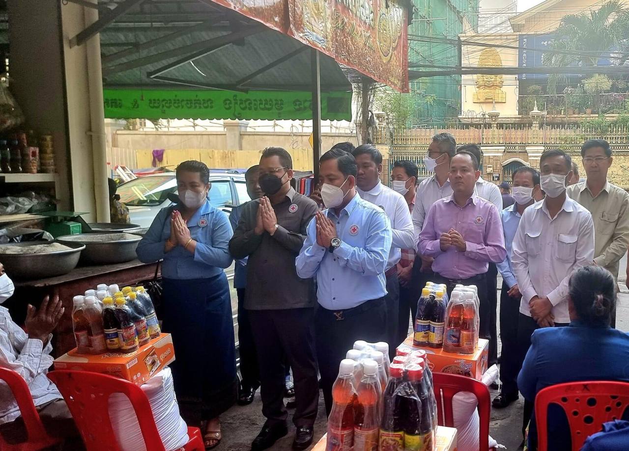 ប្រជាពលរដ្ឋ រងគ្រោះភ្លើងឆេះផ្ទះ នៅអគារបុរីកីឡា ចំនួន ១១ គ្រួសារបានទទួលអំណោយអនុសាខាកាកបាទក្រហមខណ្ឌ ៧មករា