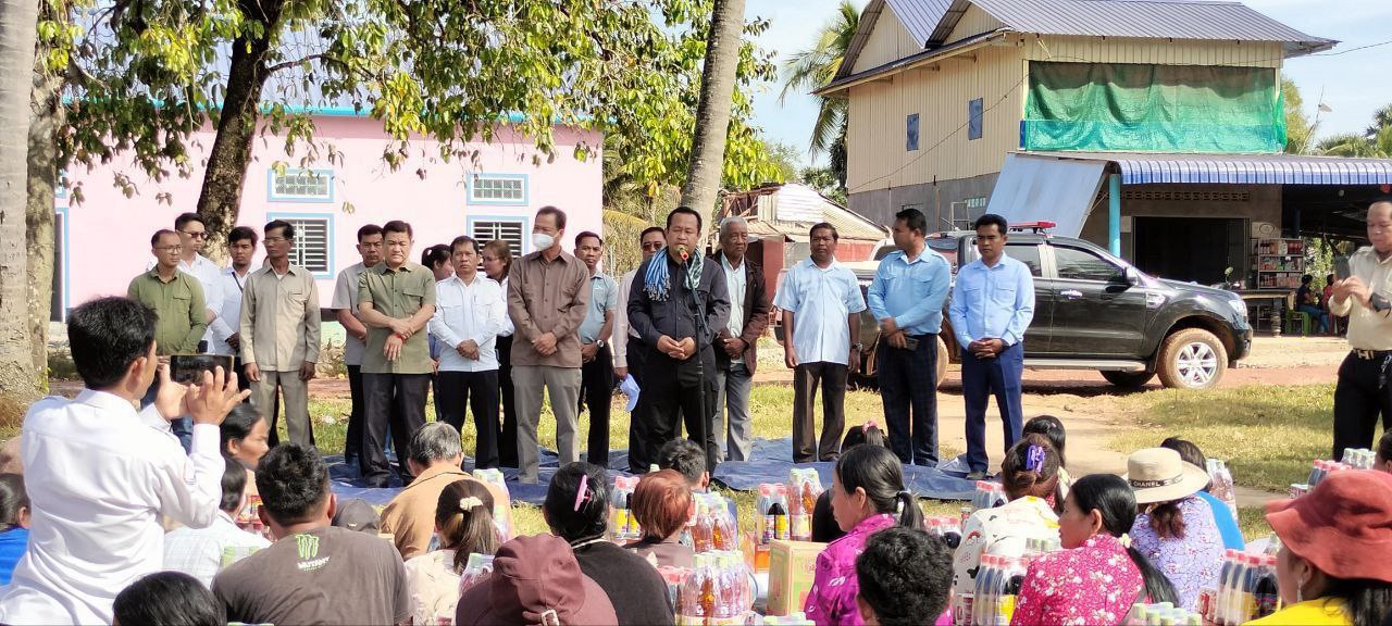 ប្រជាពលរដ្ឋងាយរងគ្រោះចំនួន ១៦៦គ្រួសារ បានទទួលអំណោយពីក្រុមការងាររាជរដ្ឋាភិបាលចុះជួយស្រុកដំណាក់ចង្អើរ ខេត្តកែប