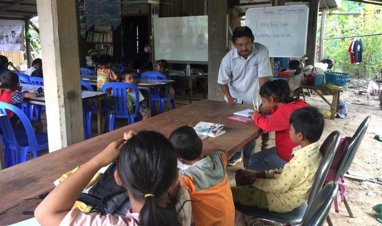 ក្រោយប្រឡូកលើវិស័យសារព័ត៌មានអស់ជាច្រើនឆ្នាំ សាស្ត្រាចារ្យ មួយ រូបត្រលប់ទៅបង្កើតសាលាភាសាសម្រាប់សិស្សក្រីក្រ