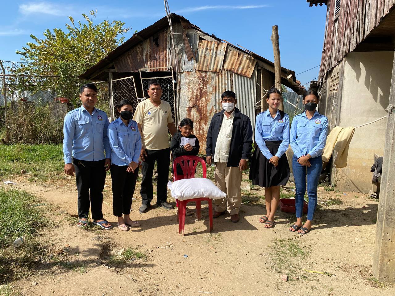ឧត្ដមសេនីយ៍ឯក រ័ត្ន ស៊្រាង បានប្រគល់អំណោយ និងថវិការប្រចាំខែដល់ដៃពលរដ្ឋទីទាល់ក្រ ១៧គ្រួសារ