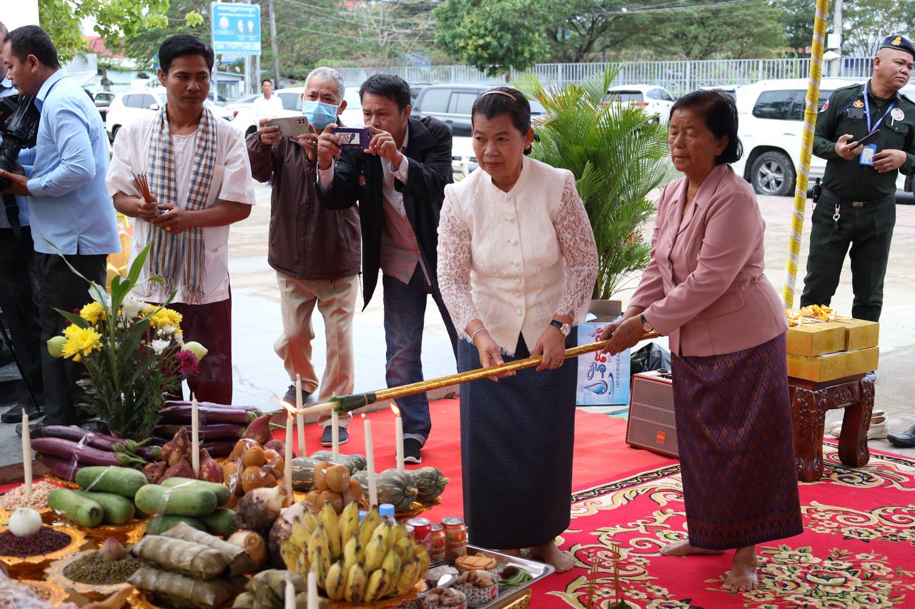 លោកំទាវកិត្តិសង្គហបណ្ឌិត ម៉ែន សំអន អញ្ជើញសែនក្រុងពាលី និងអភិសេករូបសំណាកបារមីលោកតា លោកយាយព្រះពោធិព្រឹកថែរក្សាខេត្តស្វាយរៀង
