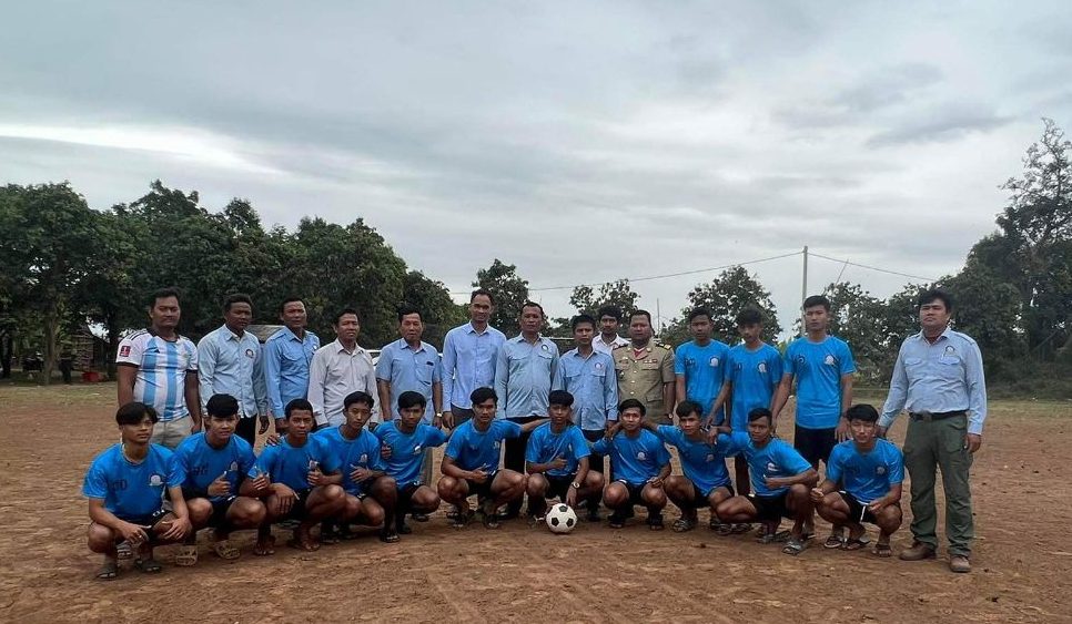 ក្រុមការងារស.ស.យ.កចុះជួយ ស្រុកពារាំង សំណេះសំណាល ជាមួយកីឡាករបាល់ទាត់ឃុំកំពង់ប្រាំង ដែលត្រៀមចូលរួមប្រកួត អបអរសាទរ ទិវាជ័យជំនះ ៧ មករា
